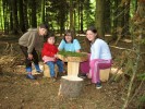 Sitzplatz vor der selbstgebauten Waldhütte im nahegelegenen Wald